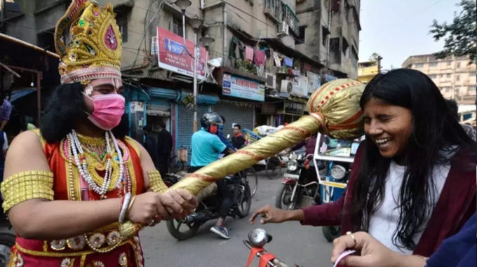 માસ્ક અંગે જાગૃતિ ફેલાવવા આ શહેરમાં રસ્તા પર ઉતરી આવ્યા હનુમાનજી